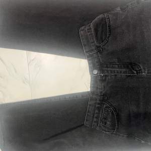 Uppsydda jeans för att bli lågmidjade men som man ser på sista bilden syns de inte alls. Från shein i M och ser ut som nya 