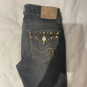 Jätte snygga vintage jeans - Midjemått ser du på bilden  Längden som du ser på bilden är från midjan ner❤️ pris kan diskuteras