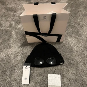 Cp Company mössa  - Tjena! Jag säljer nu min cp company Cp cp company mössa som är i gott skick köpt här på plick av en grabb som köpt på nk för ca ett år sen. För bild på kvitto eller andra frågor skriv ett medelande!