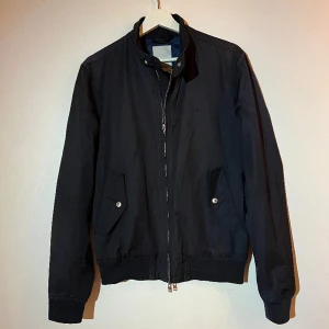 J Lindeberg Jacka - J Lindeberg jacka i mycket bra skick, inga tecken på användning! Storlek S men kan även funka för M. Hör av dig om du har några funderingar! 