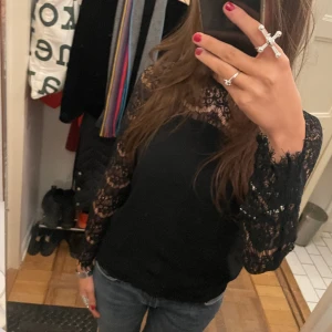 SPETSTRÖJA  - Helt i nyskick. Endast använd en gång. 175 cm lång. Hör av er vid frågor/ fler bilder! 