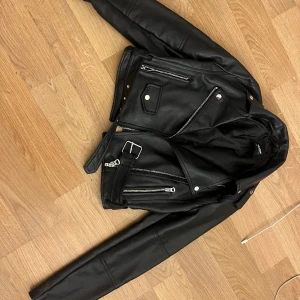 Skinn jacka - Säljer denna skinn jacka då jag fick den i julklapp men den va inte riktigt min stil. Den är helt oanvänd helt ny, inga defekter förekommer. Priset är diskuterbart. Skriv privat för fler bilder och mer information💗