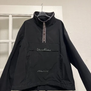 Acne studios anorak - Använd ca 10 gånger Storlek 52 Passar mig som har L men den är lite oversized så funkar på XL också