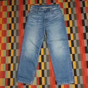 Weekday Galaxy Straight Loose Jeans - Nästan helt nya weekday jeans. Nice baggy fit och väldigt snygg färg/wash. 30 i midja och 32 längd. Använda typ 3 ggr max. Vid frågor om mått eller passform så är det bara att fråga!