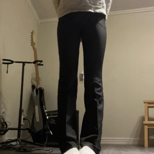 BikBok kostymbyxor - Säljer dessa sparsamt använda kostymbyxorna i bra skick som jag sprättat upp nere vid fötterna, De är högmidjade/midwaist ❤️