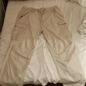 Beige cargo byxor - Beige cargo byxor nästan oanvända och hyffsat bra kvalite. Storlek large för att dem ska sitta baggy. 