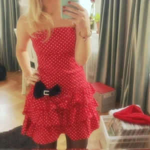 Prickig klänning  - Jättesöt prickig klänning med volangkjol!❤️