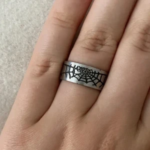 Silverring, spindelnät & hjärta - Snygg ring, aldrig använd!! Rostfritt stål vilket gör att det inte rostar!!