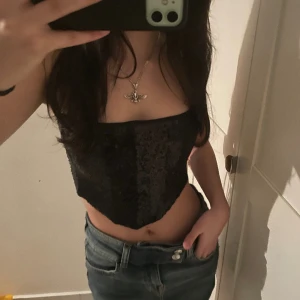 Glittrig korset topp - As snygg glittrig korset topp från Gina Tricot, perfekt inför nyår eller fest 🪩✨ den har snörning där bak och kan därför justeras utifrån din kroppstyp🍸