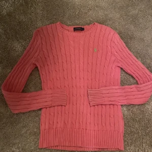 Ralph lauren tröja - Säljer denna super snygga Ralph Lauren tröjan då den knte kommer till någon andvändning längre!!❤️super bra skick förutom lite nötningar!!❤️❤️