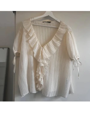 Blus från zara - Jätte fin blus med volanger från zara. Köpt på Plick men kommer ej till användning🩷