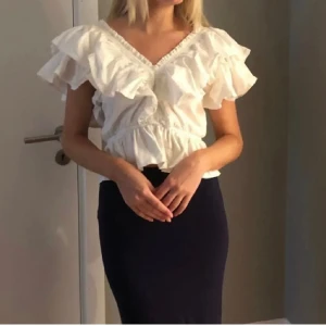 Blus - Säljer denna ur söta topp med volanger från Zara. Storlek M men passar även L 💗 köparen står för frakt!
