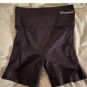 Träningsshorts  - Träningsshorts från himmel och rönnish. Strl XS/S