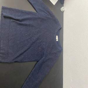 Säljer denna stickade tröja från vila i storlek s, den är lite noprig men annars bra skick. ❤️