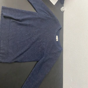 Stickad tröja  - Säljer denna stickade tröja från vila i storlek s, den är lite noprig men annars bra skick. ❤️