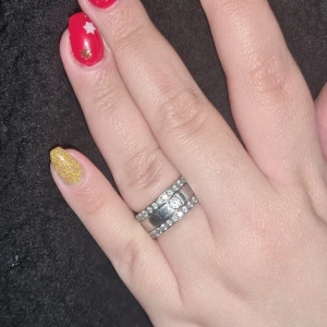 Förlovningsring/vigselring - Ringar i strl 17,5 från CStockholm i stål med 5A-klass Cubic Zirconia (snäppet under diamant i hårdhet).  2 st semi alliansringar med texten "älskad" graverad på baksidan, nypris: 399 kr/st 1 st slät ring med solitär zirconia-sten, nypris: 329 kr