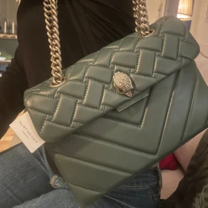 Kurt Geiger väska - Använd 2 gånger  Silver och grön