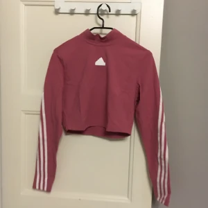 Crop top  - En adidas-magtröja med lätt krage i väldigt bra skick!👌