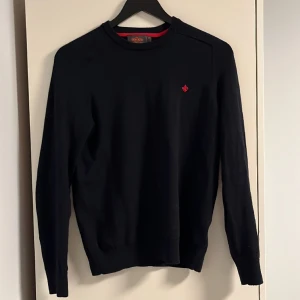 Morris tröja - Säljer denna Morris tröja då den blivit för liten. Passar 170-175 Skicket är 9/10 utan skavanker och annat. Nypris 1600kr, mitt pris 500. 