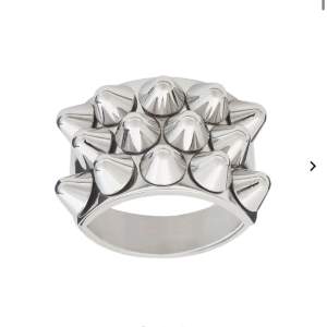Säljer min super fina ring från Edblad. Säljer pga att jag inte använder silver smycken längre. Köp gärna via köp nu💓