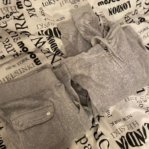 Juicy set - Säljer detta oerhört fina juicy settet jag köpte i våras❤️ säljer för ett jättebra pris. Hör av er för fler detaljer annars är det bara att trycka på köp nu! Kan tänka mig träffas upp i sthlm!