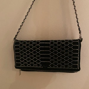 Zadig&voltaire väska i mocka med nitar - Supersnygg äkta Zadig&voltaire väska i nyskick! Använd endast ett fåtal gånger och har annars bara legat i dustbagen jag fick vid köpet.