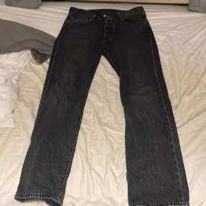 Ett par väl skötta levi jeans som är riktigt snygga och har bra passform har inga synliga defekter dem är i väldigt bra skick.