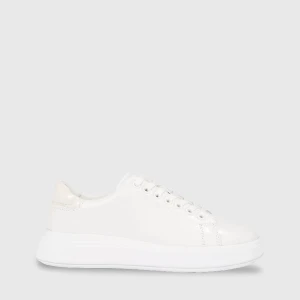 Vita sneakers  - Säljer mina sjukt snygga sneakers från Calvin Klein då de är försmå. Använda en gång. 