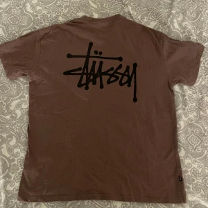 Stussy T-shirt  - Köpte den i Australien för ungefär ett år sen. Användt den några få gånger så den är i väldigt bra skick🩷