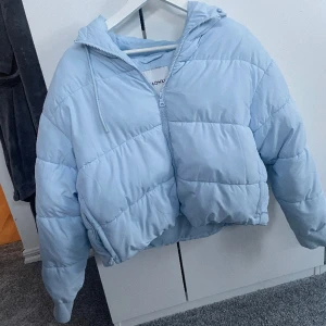 Monki jacka  - Blå vinterjacka från monki 