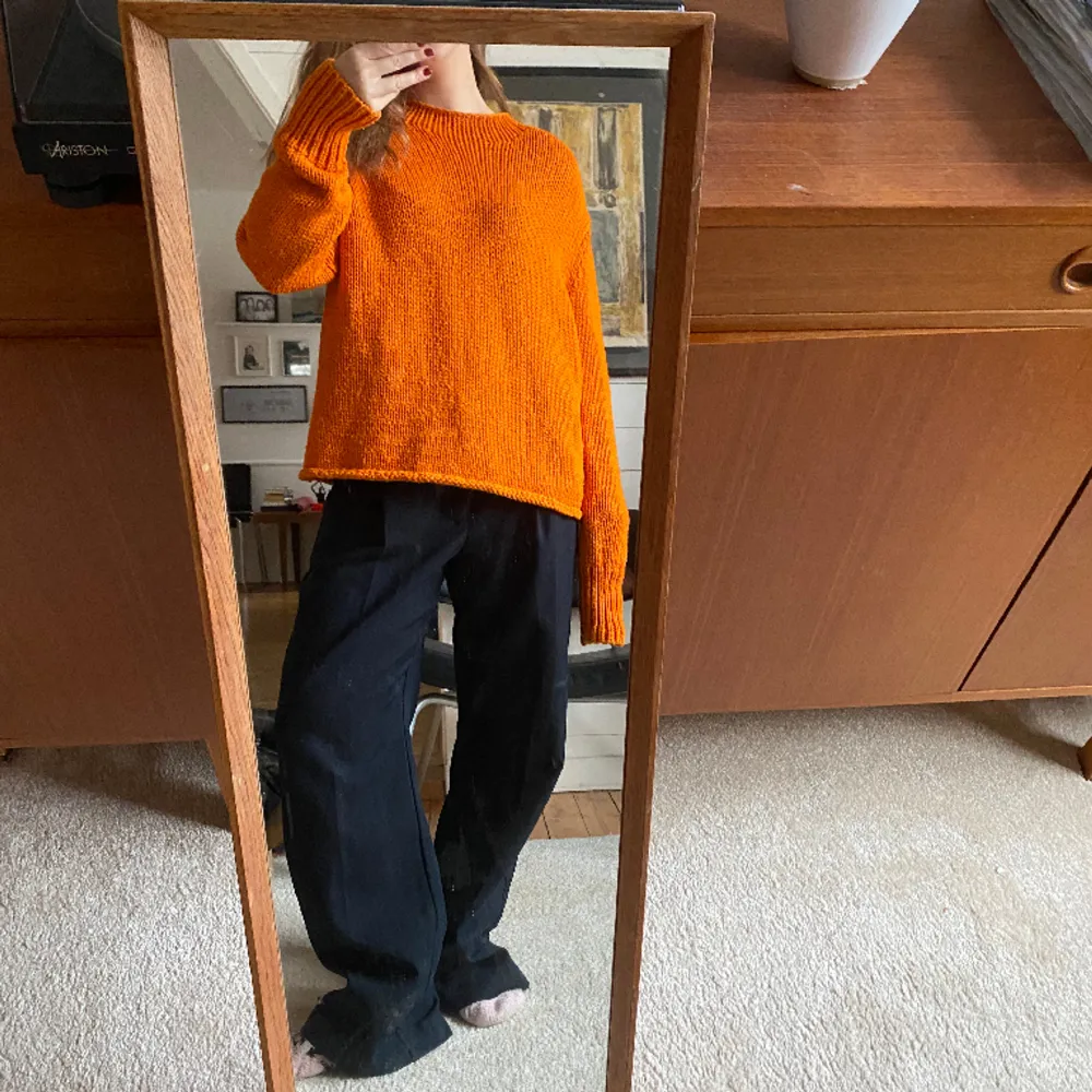 Orange stickad tröja ifrån cos, så fin och cool i utringen, storlek l men tycker den sitter nice oversize på mig💖. Tröjor & Koftor.