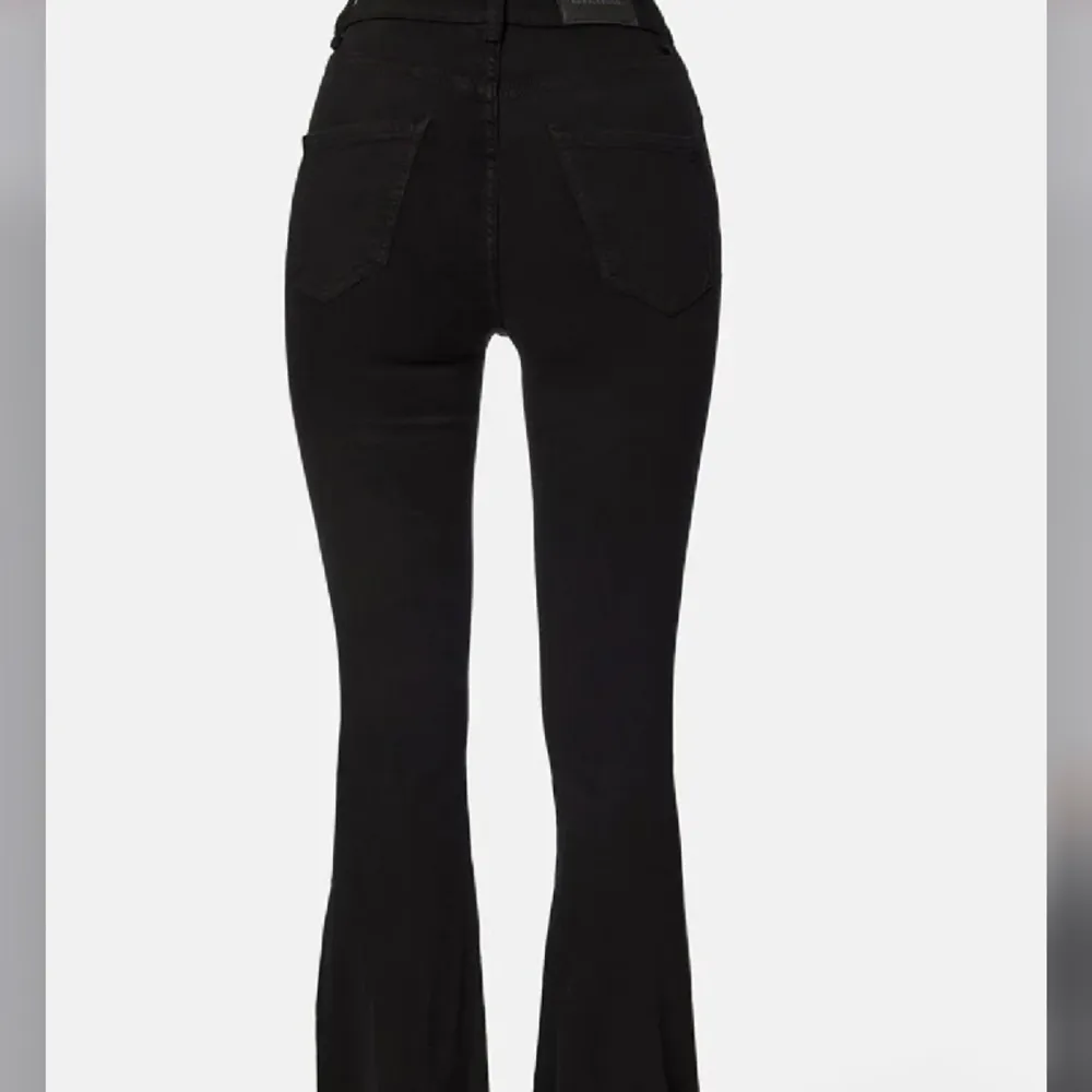 Högmidjade svarta byxor i bra skick🤍🤍. Jeans & Byxor.