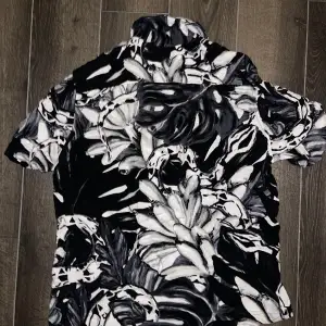 Kortärmad H&M skjorta i storlek M. Passar bra till sommaren. Bra skick och varsamt använd. Tveka ej med att ställa frågor