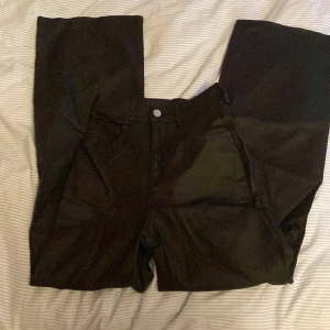 Svarta skinn byxor vida ben från Shein. I storlek Xs  - Svarta skinn byxorvida ben från shein. I storlek xs 