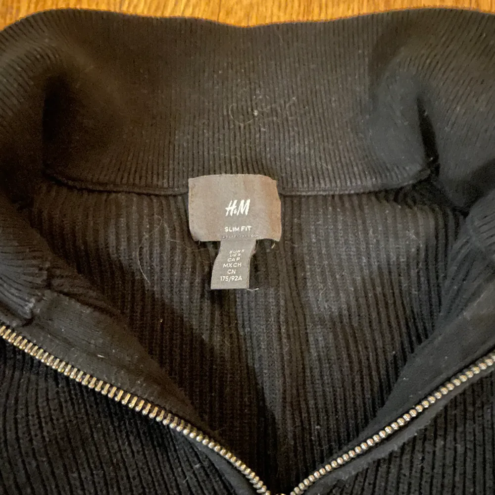 En svart zip up hoodie i storlek S. Den är sällan använd och i bra skick. Tveka inte på att fråga nåt!. Hoodies.