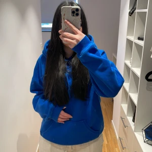 Blå hoodie från Bikbok - Verkligen jättefin hoodie ifrån Bikbok i storlek S. Inga defekter alls! Älskar materialet och passformen!! Skriv vid frågor🥰