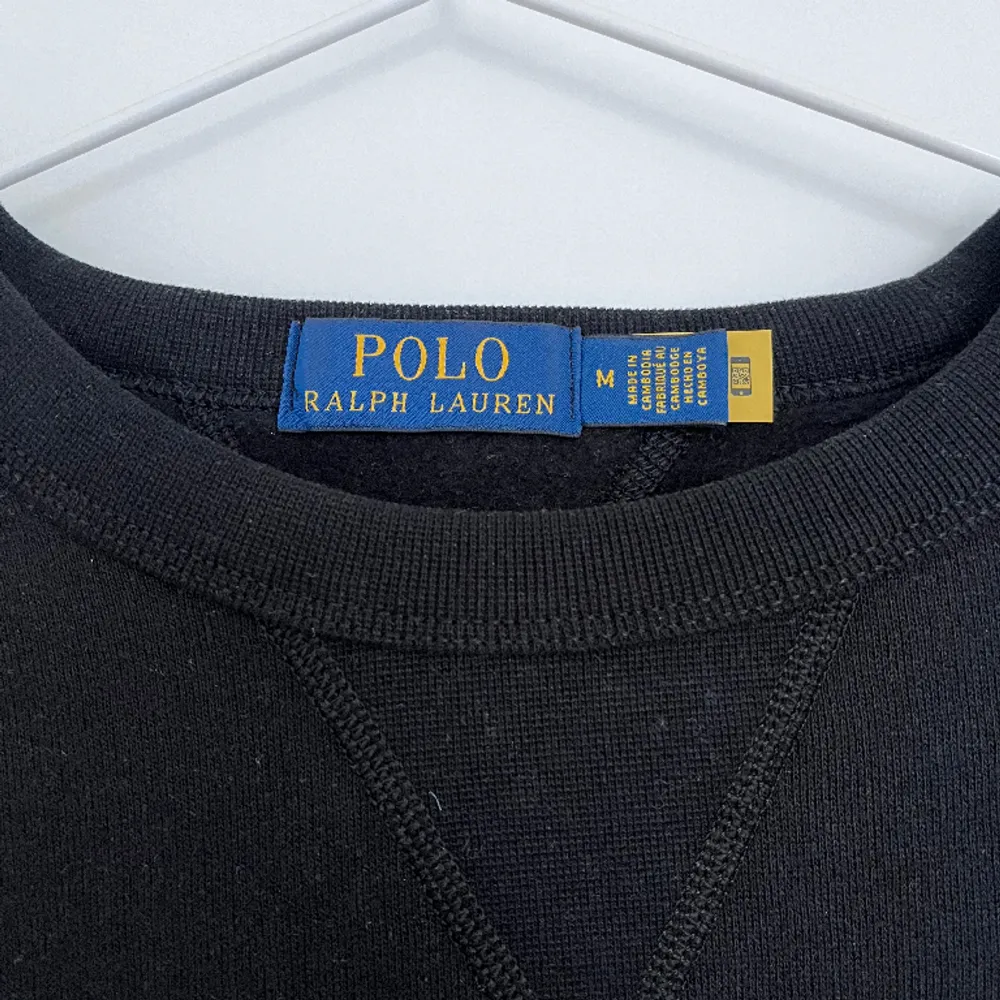 Polo Ralph lauren tröja köpt i USA för 1100, jag säljer den för 600. Bra sick, endast använd tre gånger. . Hoodies.