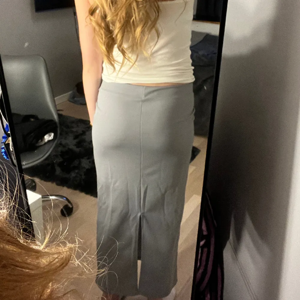 En snygg ljusgrå kjol från lager 157. Använd ett fåtal gånger och har inga defekter.. Kjolar.