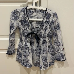 Fin blus från Odd Molly - Fin blus från Odd Molly i 100% bomull med vackert mönster i blått och vitt.