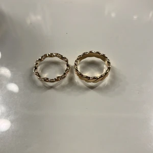 Guld ringar - Säljer jätte fina mönstrade guldringar.💗 Båda (30)