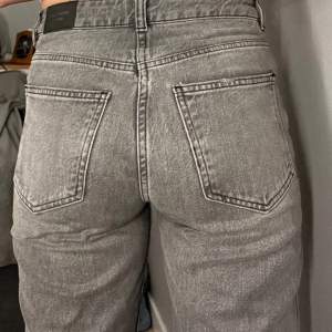 Gråa jeans från Gina i modell full length flare jeans. Har inga defekter. Pris går att diskutera