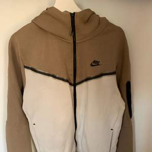 Beige zip hoodie i mycket bra skick  Storlek L  66% Bomull 33% polyester 