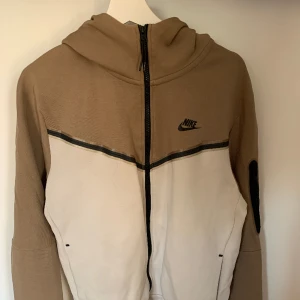 Zip Hoodie  - Beige zip hoodie i mycket bra skick  Storlek L  66% Bomull 33% polyester 