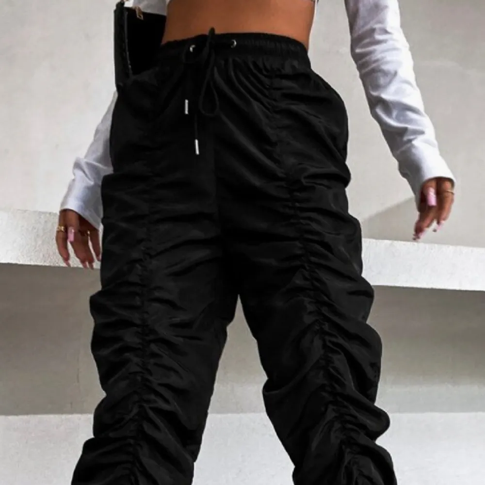 coola svarta troussers från PLT hör av er vid intresse!!. Jeans & Byxor.