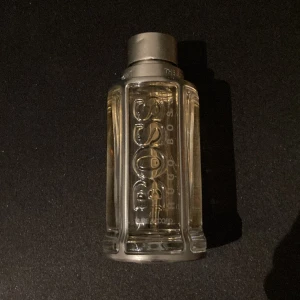 Hugo boss puré accord, the scent for him. - En fin varm kryddig doft men samtidigt fräsh som kan användas nästan alla säsonger av året. Säljes då den inte kom till användning. Nypris är 1150 kr för 100 ml men det är cirka 85 kvar i denna.
