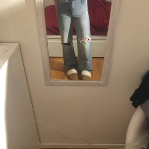 Raka/vida jeans från pull&bear - Raka / vida jeans från pull&bear i strl 32 och har hål på båda knäna. Superfin tvätt,  Knappt använda och i fint skick