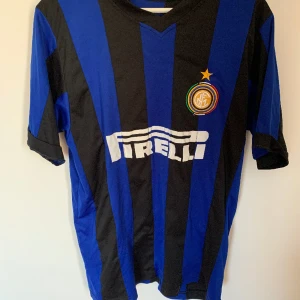 Tröja  - Mörkblå tröja i bra skick  Storlek L  Ibrahimovic Nr 10 