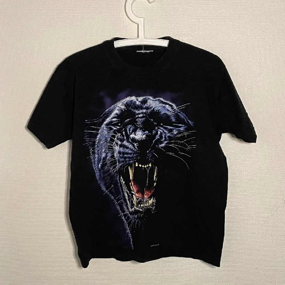 T-shirt med ett tiger motiv. T-shirts.