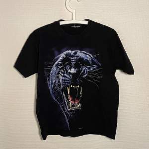 T-shirt med ett tiger motiv