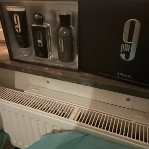 Afnan 9pm - Säljer ett afnan 9 pm kit dushkrämen och parfymen är bara testad. Inte deon köpt från notino som inte finns kvar längre. Byter gärna mot någon annan parfym också. Skriv vid fler frågor eller funderingar!